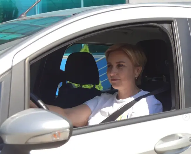 Учениця за кермом навчального автомобіля