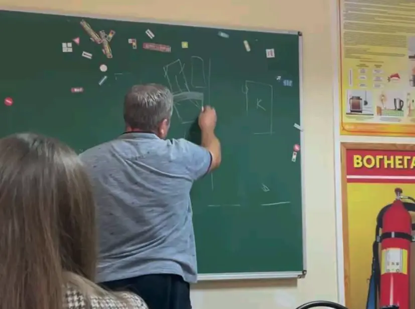 Заняття з теорії в класі автошколи