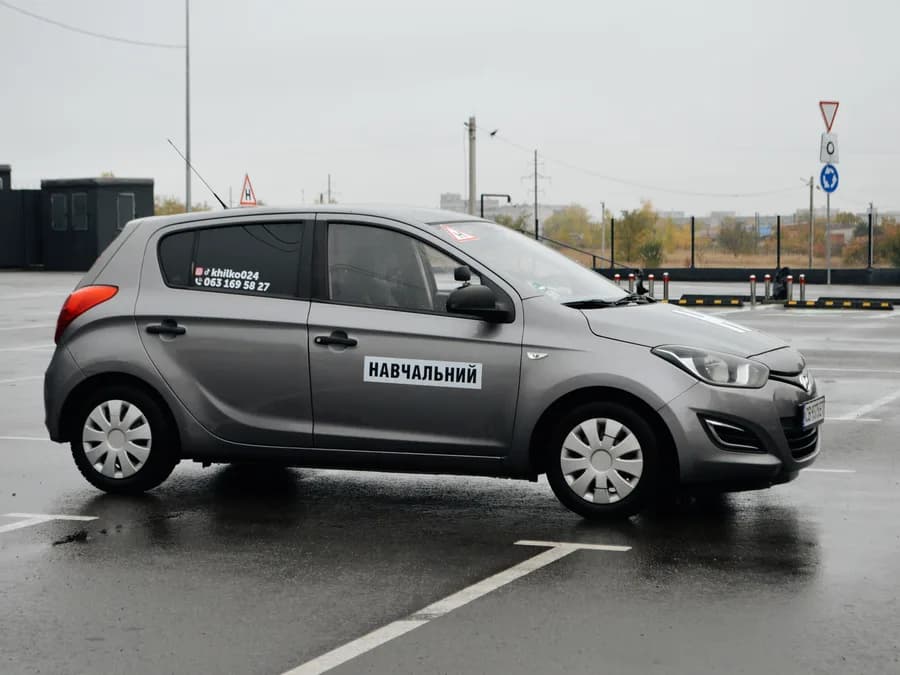 Hyundai i20 2012 з механічною коробкою передач — навчальний автомобіль автошколи RedАвто School, Чернігів