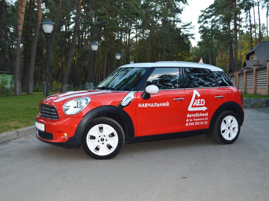 Mini Cooper 2010 з автоматичною коробкою передач — навчальний автомобіль автошколи RedАвто School, Чернігів