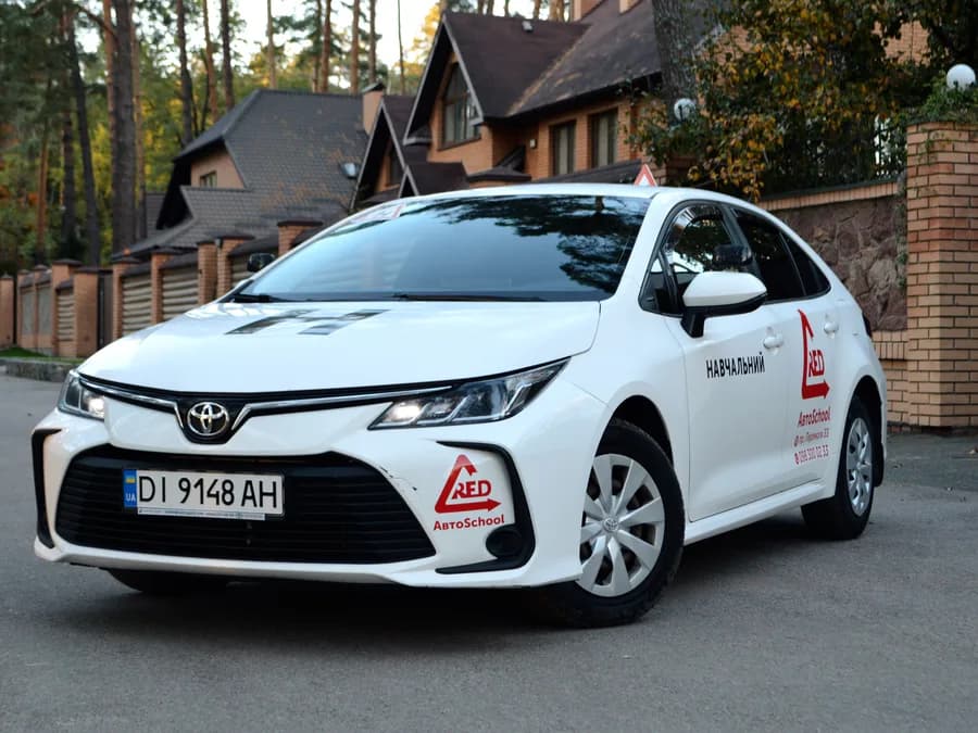 Toyota Corolla 2020 з механічною коробкою передач — навчальний автомобіль автошколи RedАвто School, Чернігів