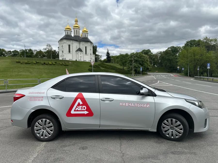 Toyota Corolla 2013 з механічною коробкою передач — навчальний автомобіль автошколи RedАвто School, Чернігів