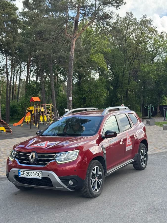 Renault Duster 2019 з автоматичною коробкою передач — навчальний кросовер автошколи RedАвто School, Чернігів