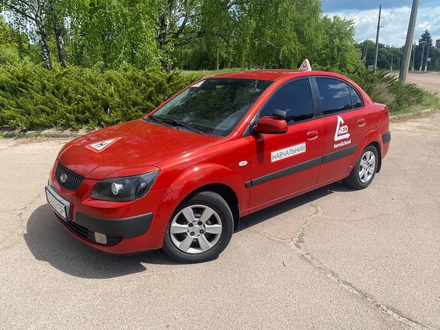 KIA RIO 2007 з механічною коробкою передач — навчальний автомобіль автошколи RedАвто School, Чернігів