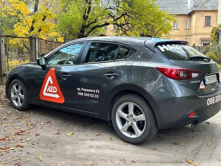 Mazda 3 2013 з автоматичною коробкою передач — навчальний автомобіль автошколи RedАвто School, Чернігів
