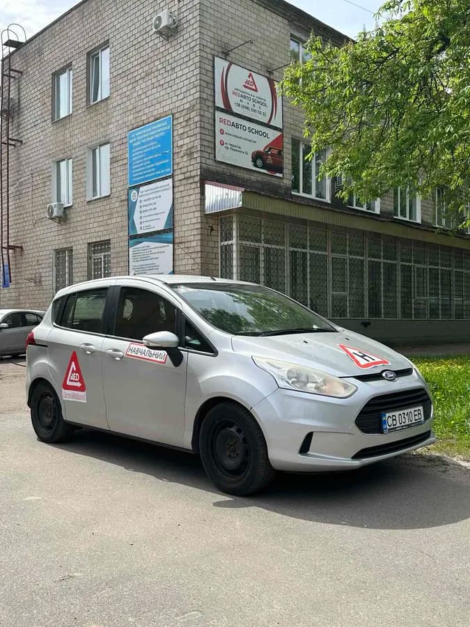 Ford B-max 2013 з механічною коробкою передач — навчальний автомобіль автошколи RedАвто School, Чернігів